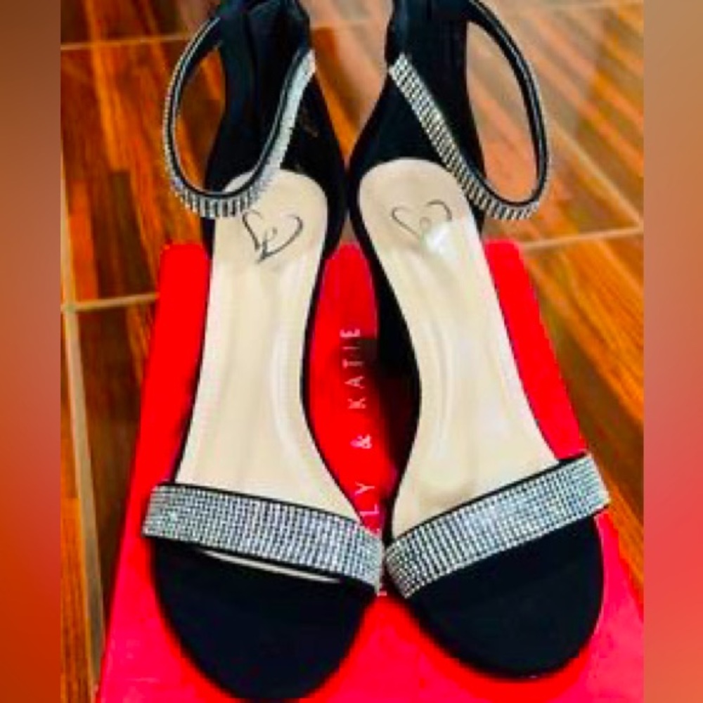 The shoes of Windsor Brand, size 6.5 and the color is black, 100% NEW